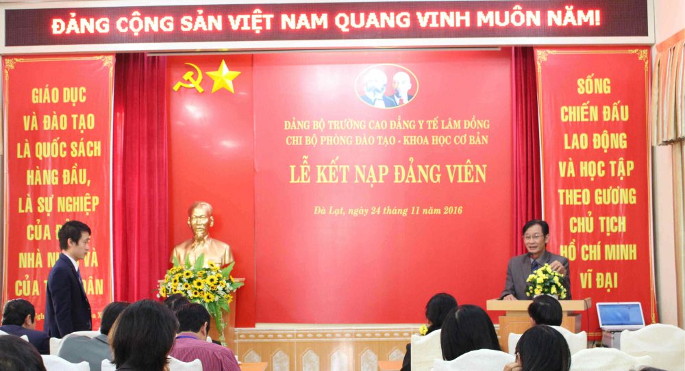 Chi bộ Phòng Kiểm định – Tài chính và Chi bộ Phòng Đào tạo – KHCB tổ chức thành công lễ kết nạp đảng viên mới